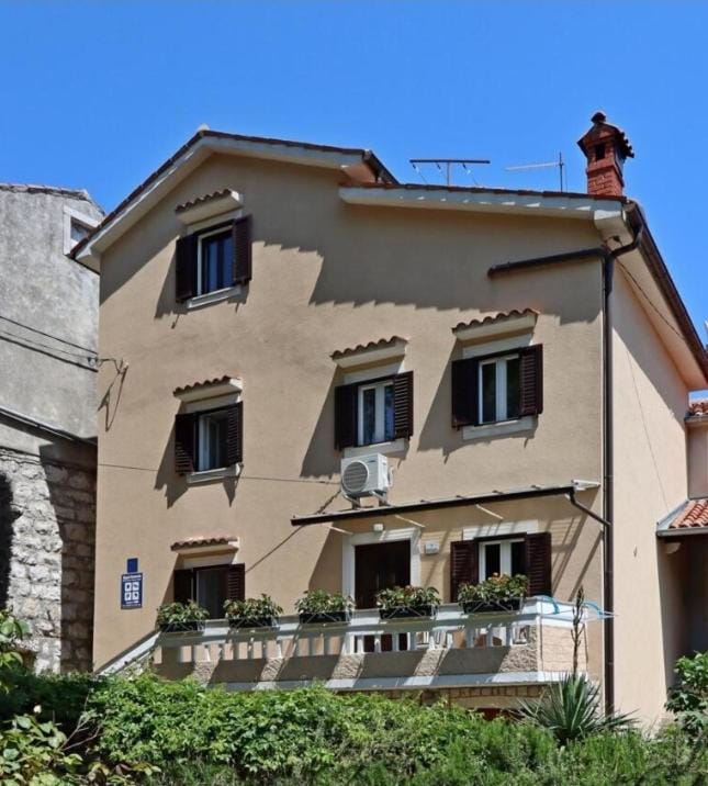 Property building, Day