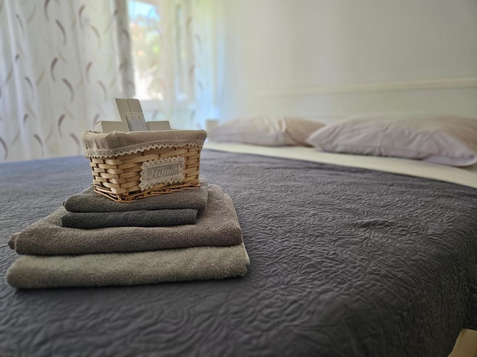 Bed, Photo of the whole room, Bedroom, towels