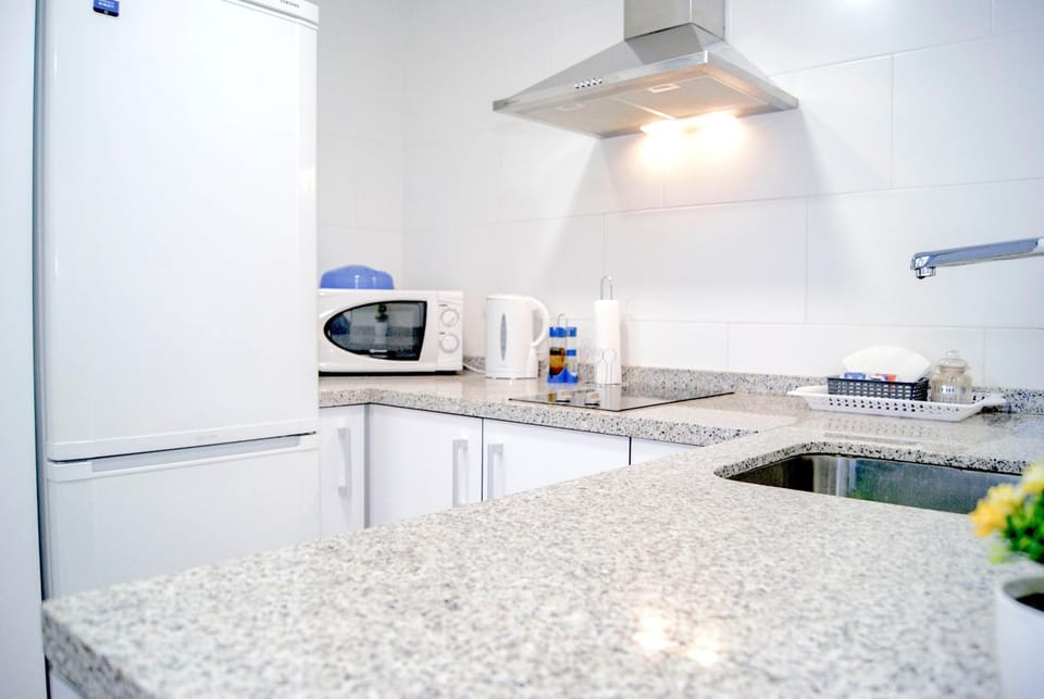 Kitchen or kitchenette, minibar, stove