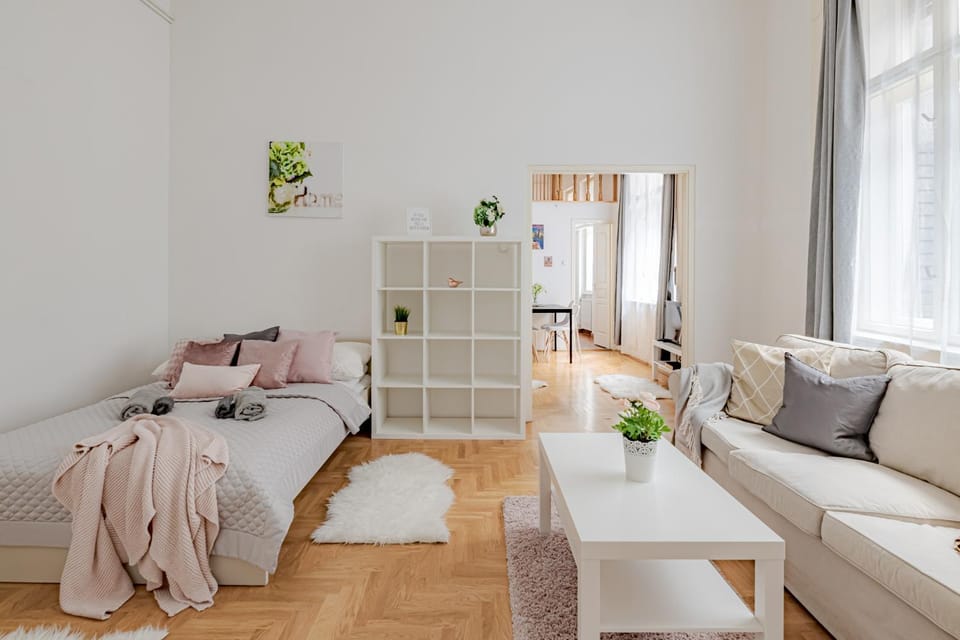 Bed, Living room, Photo of the whole room, Seating area, Bedroom, towels