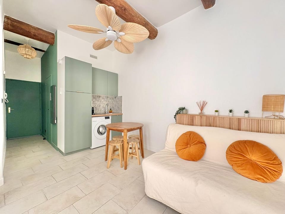 Kitchen or kitchenette, Dining area, stove