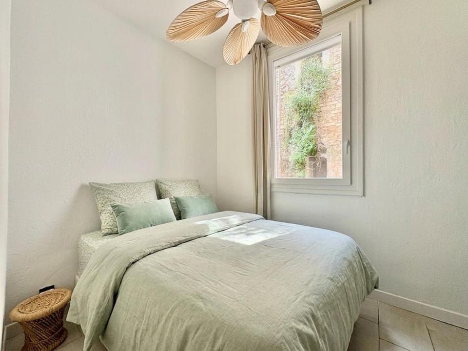 Photo of the whole room, Bedroom