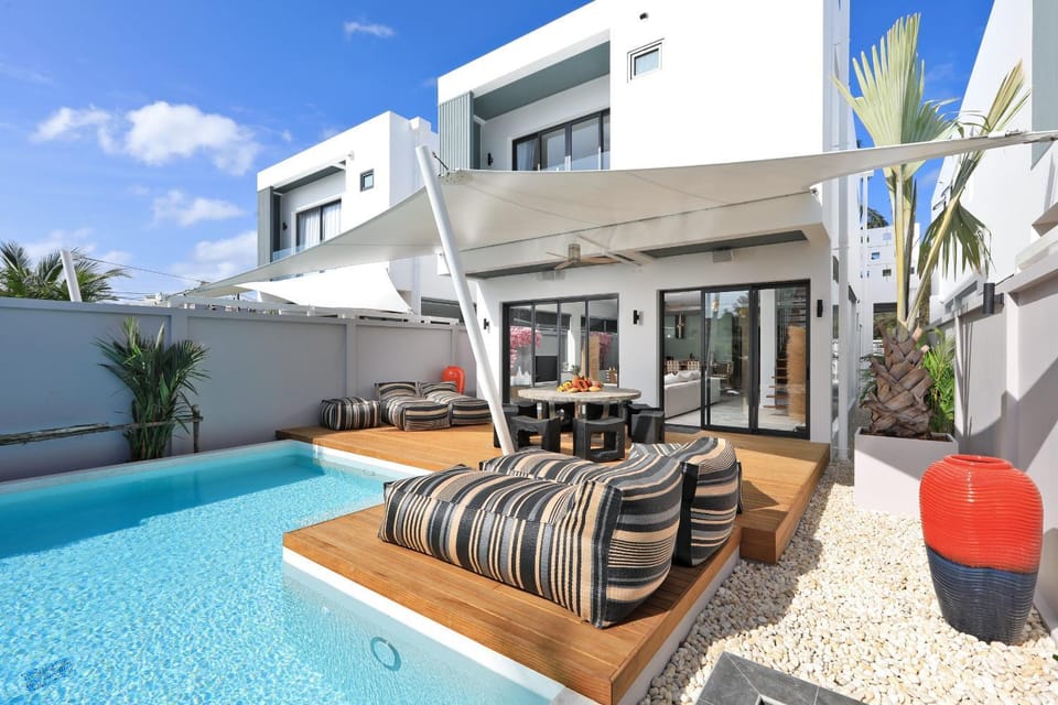 Property building, Patio, Day, Balcony/Terrace, Living room, Seating area, Pool view, Swimming pool, sunbed