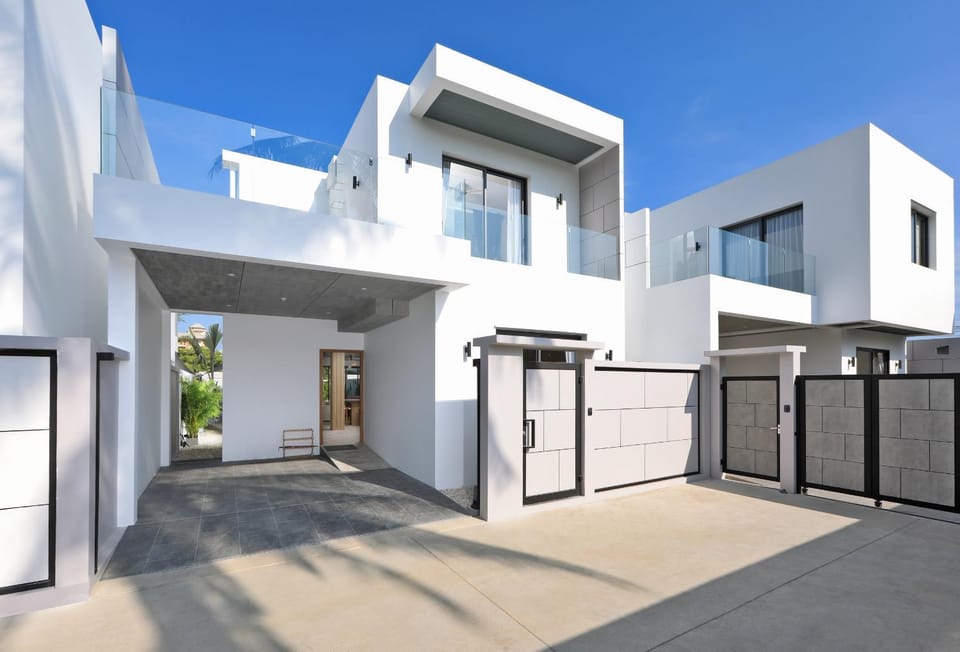 Property building, Day, Balcony/Terrace, Parking