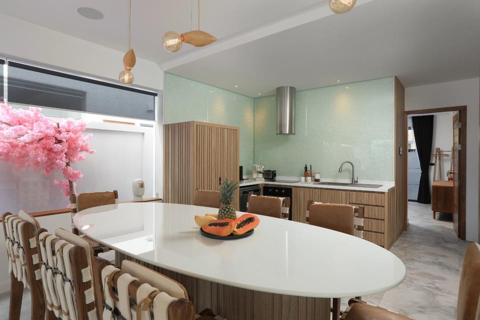 Coffee/tea facilities, Kitchen or kitchenette, Living room, Seating area, Dining area, microwave, oven, stove, toaster