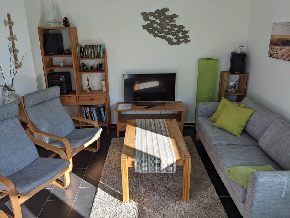 Communal lounge/ TV room, TV and multimedia, Living room, Seating area, Evening entertainment