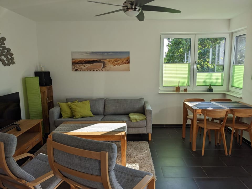 Living room, Seating area, Dining area, fireplace