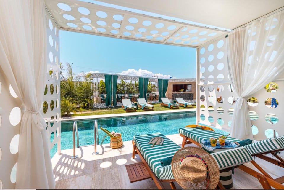 Day, Seating area, Pool view, Swimming pool, sunbed