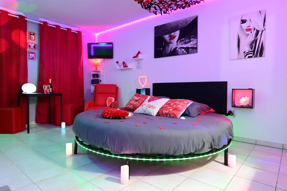 Love Room à deux pas de l'Océan avec Hammam, Sauna et Bain à 2 Surprise garantie Apartment in Biscarrosse