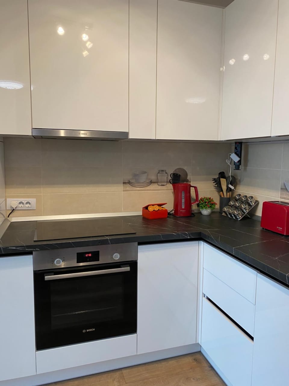 Coffee/tea facilities, Kitchen or kitchenette, dishwasher, stove, toaster
