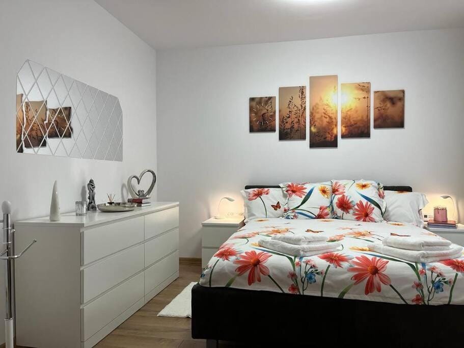 Bed, Photo of the whole room, Bedroom