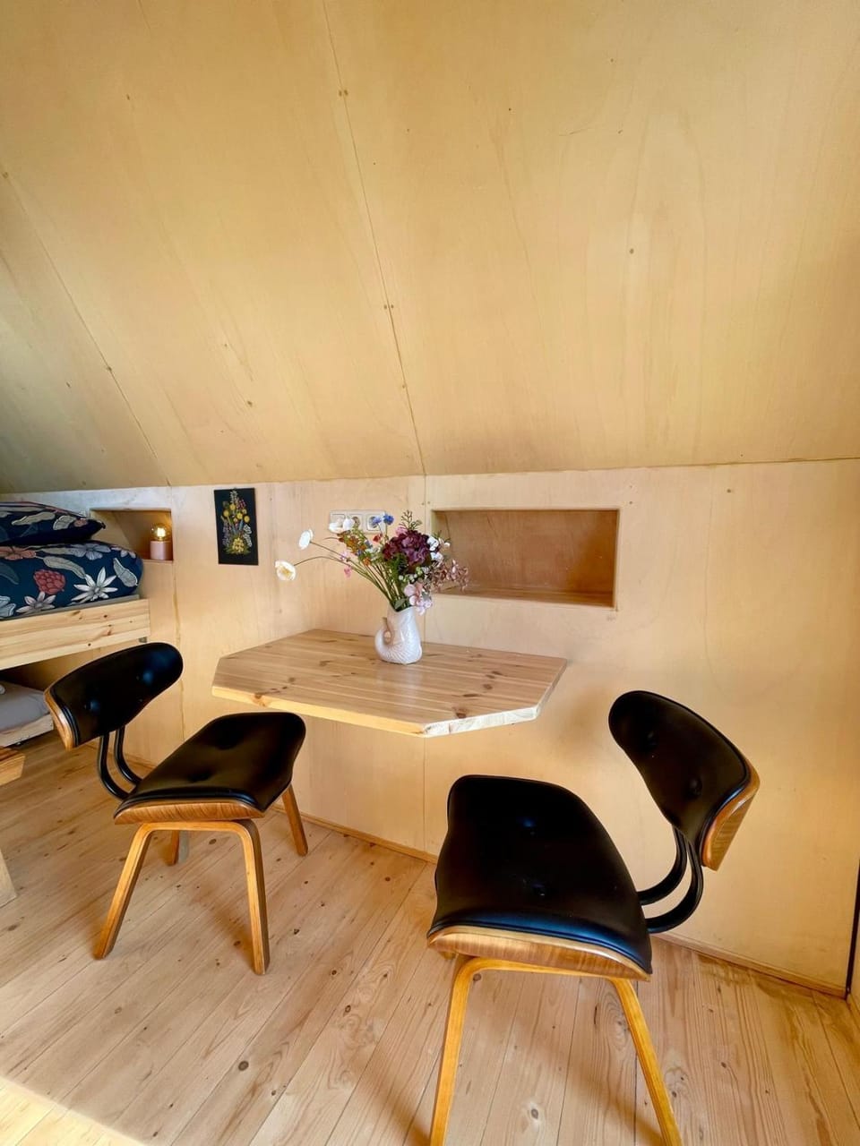 Charming cabin Avondgloed in farmer's orchard Cabin in Flevoland, Netherlands