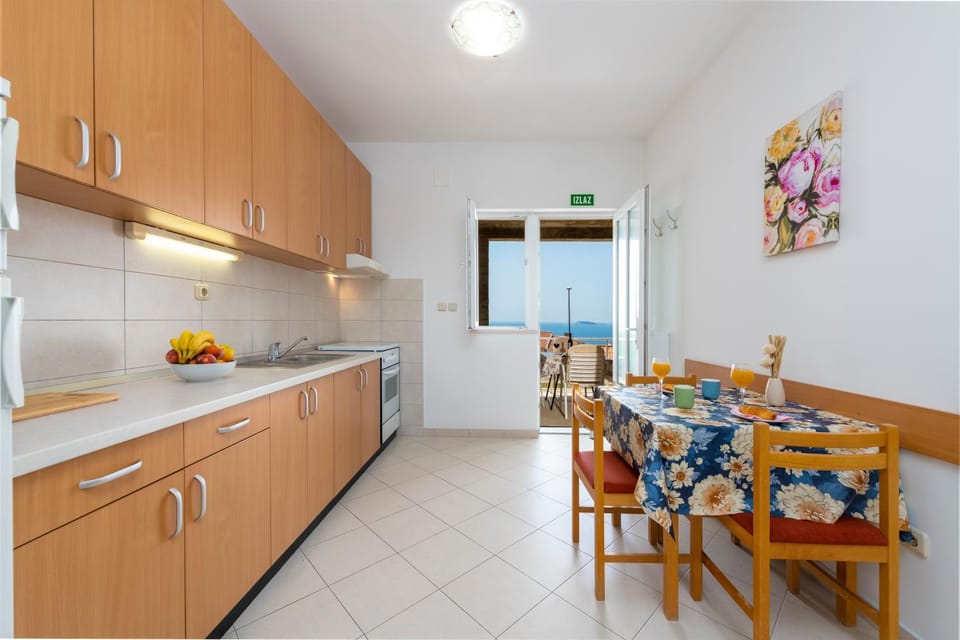 Kitchen or kitchenette, Dining area, pet friendly, stove