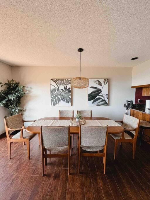 Seating area, Dining area