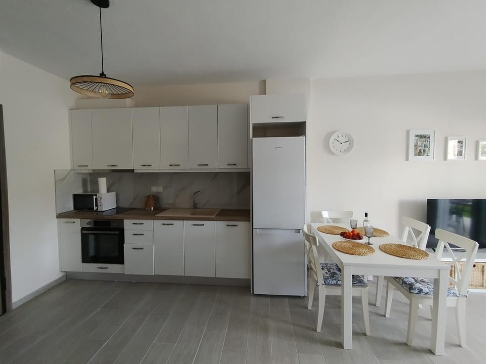 Kitchen or kitchenette, Dining area