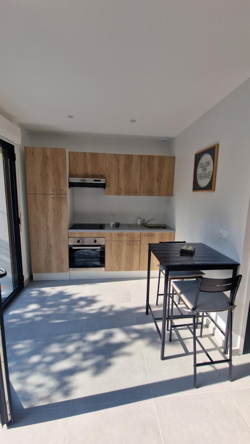 Kitchen or kitchenette, Dining area, minibar, pet friendly, stove