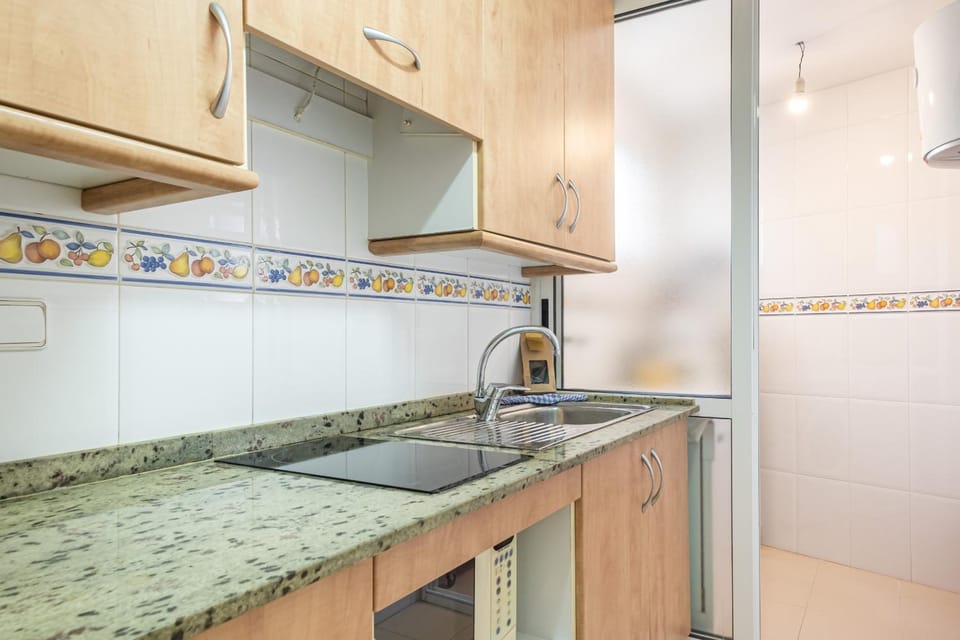 Kitchen or kitchenette, minibar, stove