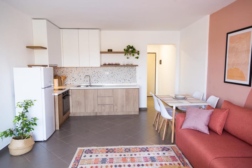 Kitchen or kitchenette, Living room, Seating area, Dining area, pet friendly, stove