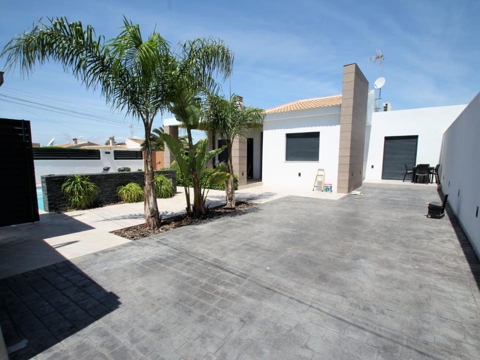 Property building, Day, Parking