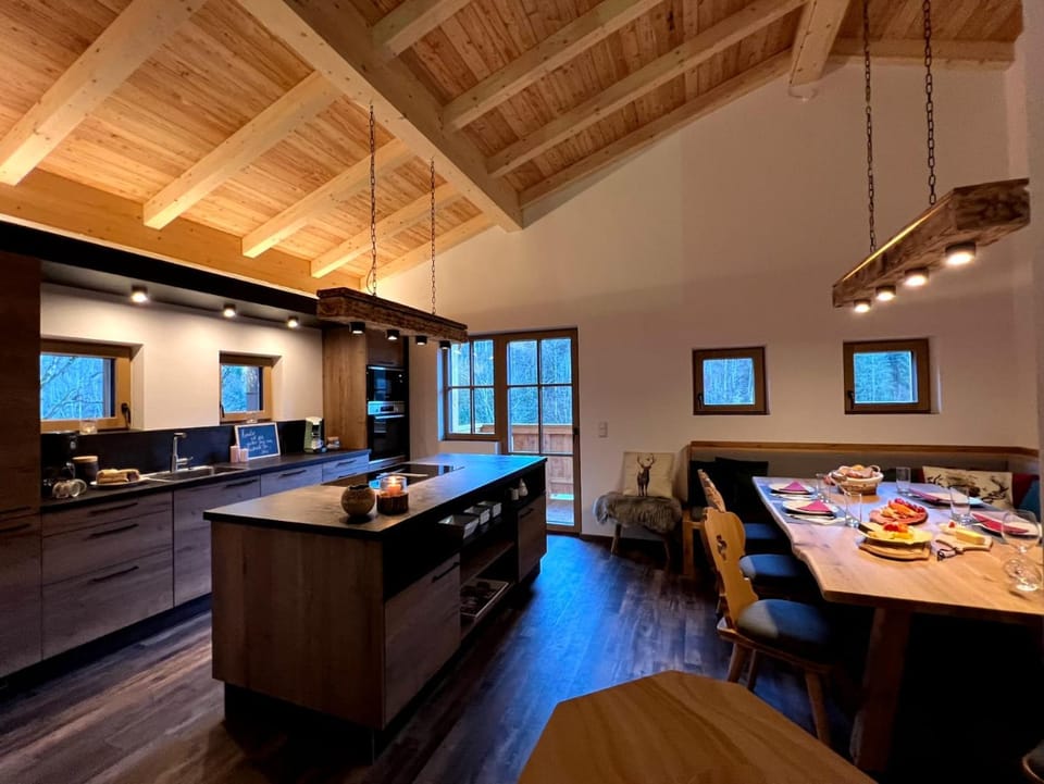Kitchen or kitchenette, Dining area