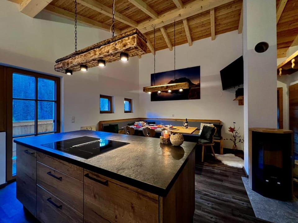 Kitchen or kitchenette, Seating area