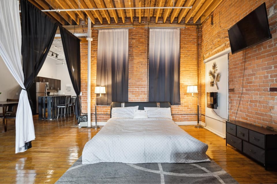 Gorgeous Downtown Detroit Loft - Fully Equipped Apartment in Windsor