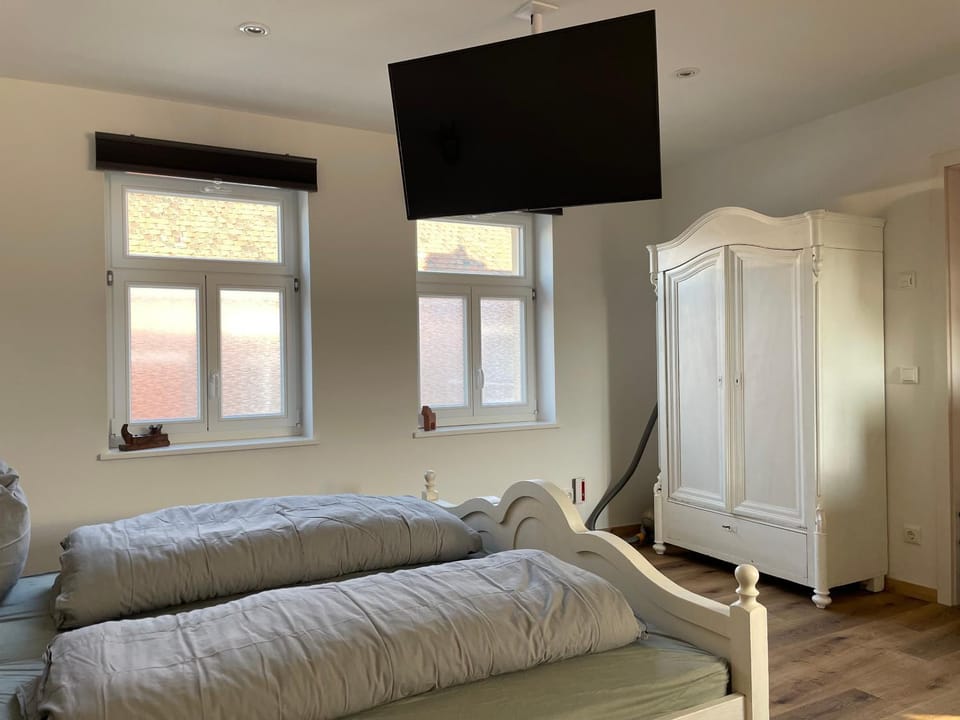 Bed, TV and multimedia, Photo of the whole room, Bedroom, wardrobe