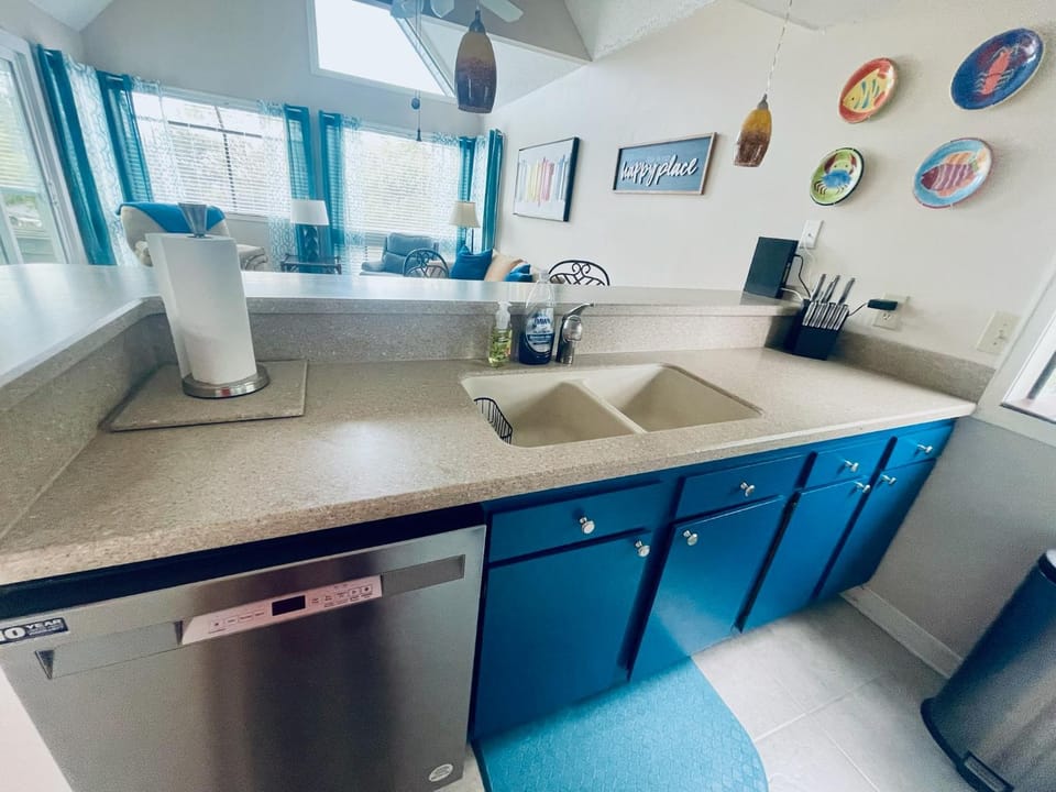 Kitchen or kitchenette, dishwasher