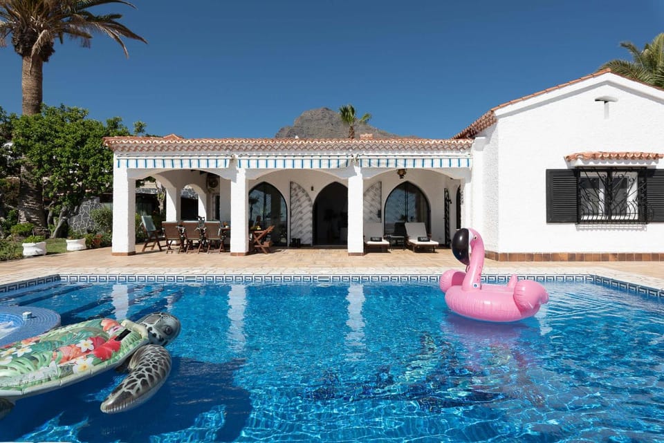 Property building, Day, Pool view, Swimming pool, sunbed