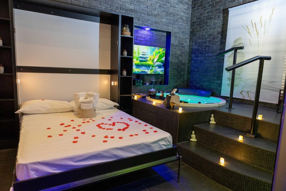 Bed, Hot Tub, Photo of the whole room, Bedroom