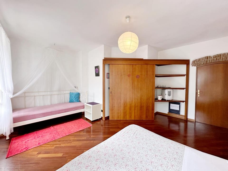 Photo of the whole room, Bedroom, wardrobe