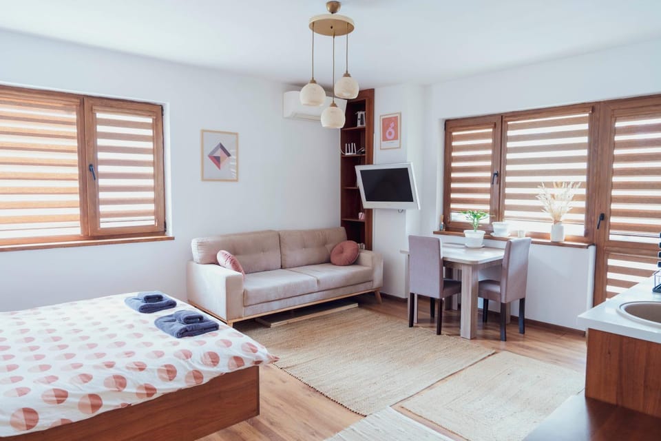 TV and multimedia, Living room, Photo of the whole room, Seating area, Dining area