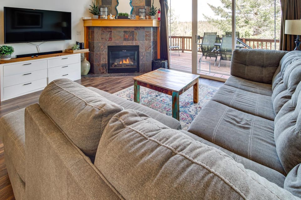 Pool and Hot Tub Access! Running Y Retreat with Deck House in Oregon