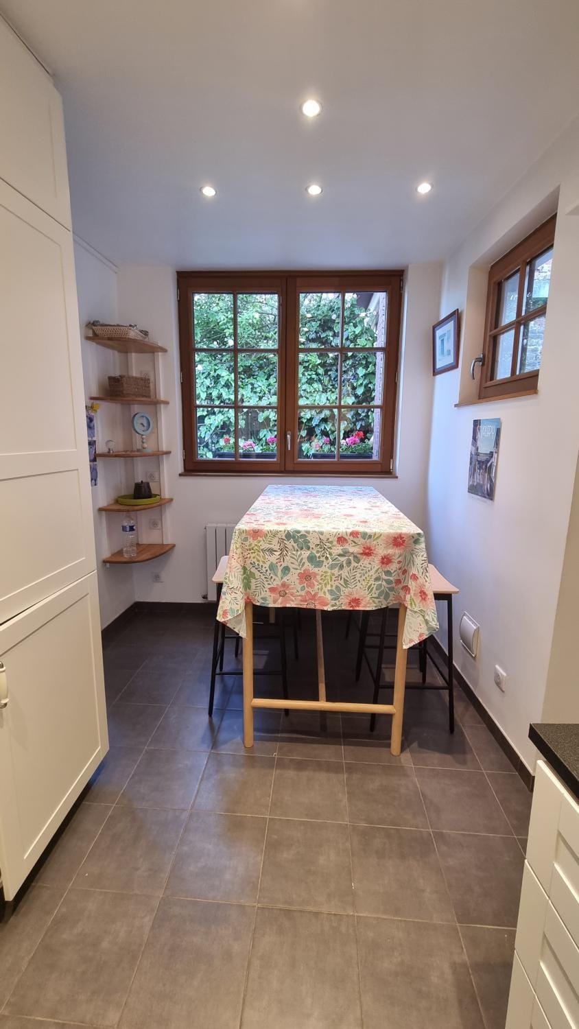 Kitchen or kitchenette, Dining area