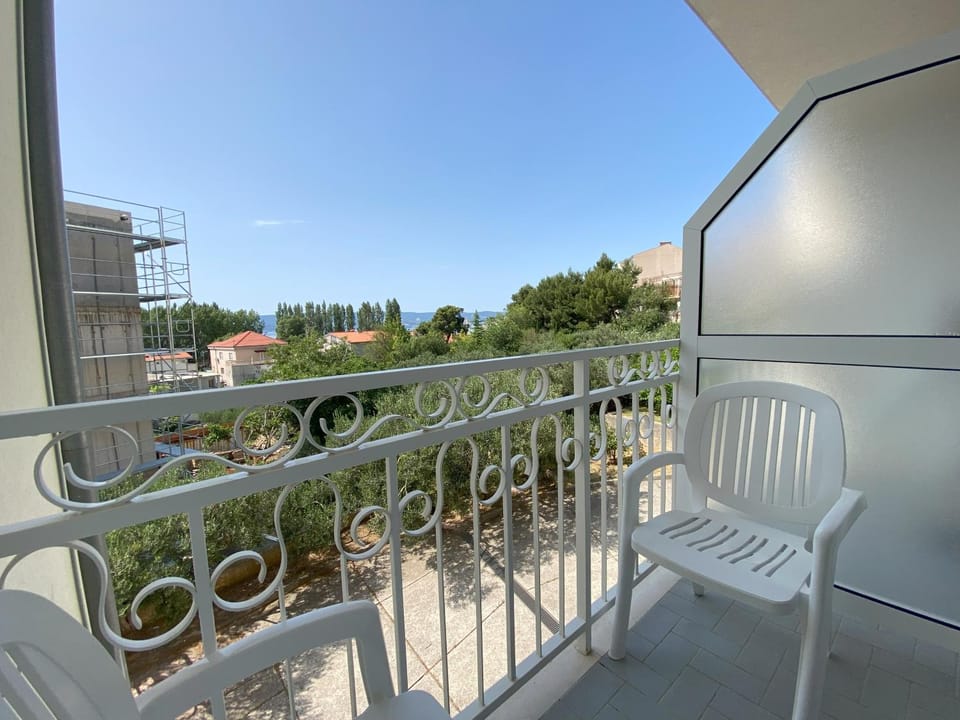 Apartments Rubic Omis- 230m from sandy beach Apartment in Split-Dalmatia County