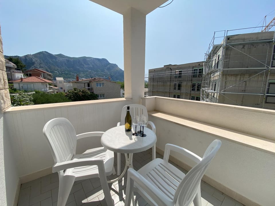 Apartments Rubic Omis- 230m from sandy beach Apartment in Split-Dalmatia County