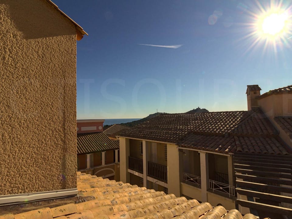 Duplex avec terrasse et solarium, accès piscine et parking compris - FR-1-504-666 Apartment in Saint-Raphael
