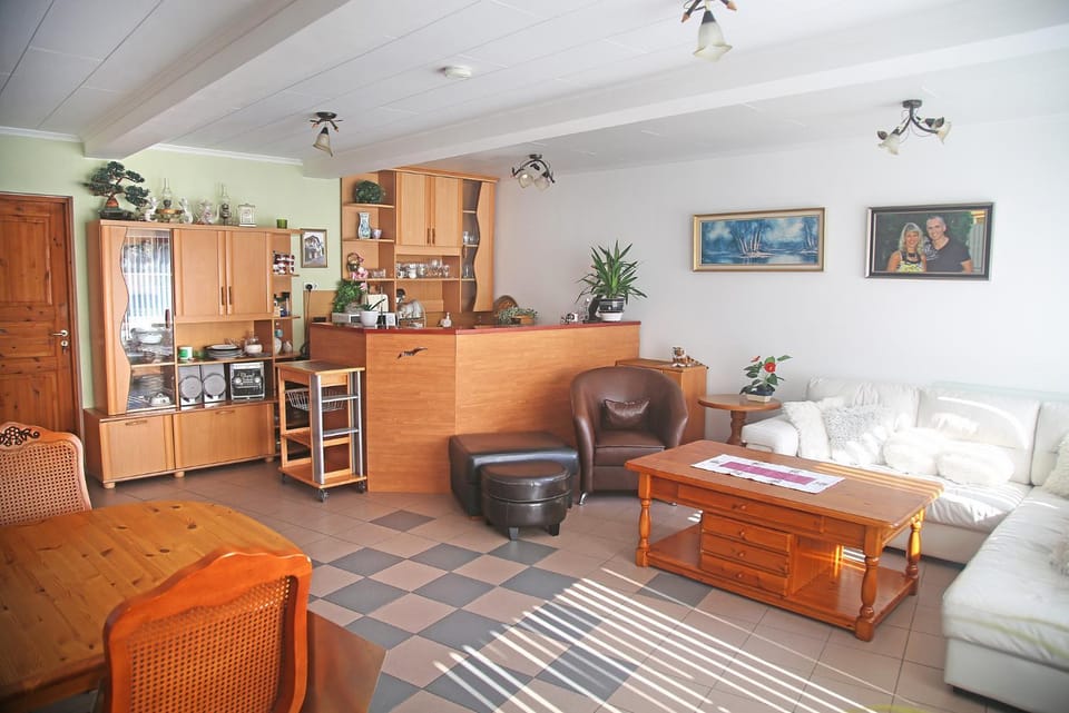 Kitchen or kitchenette, Seating area