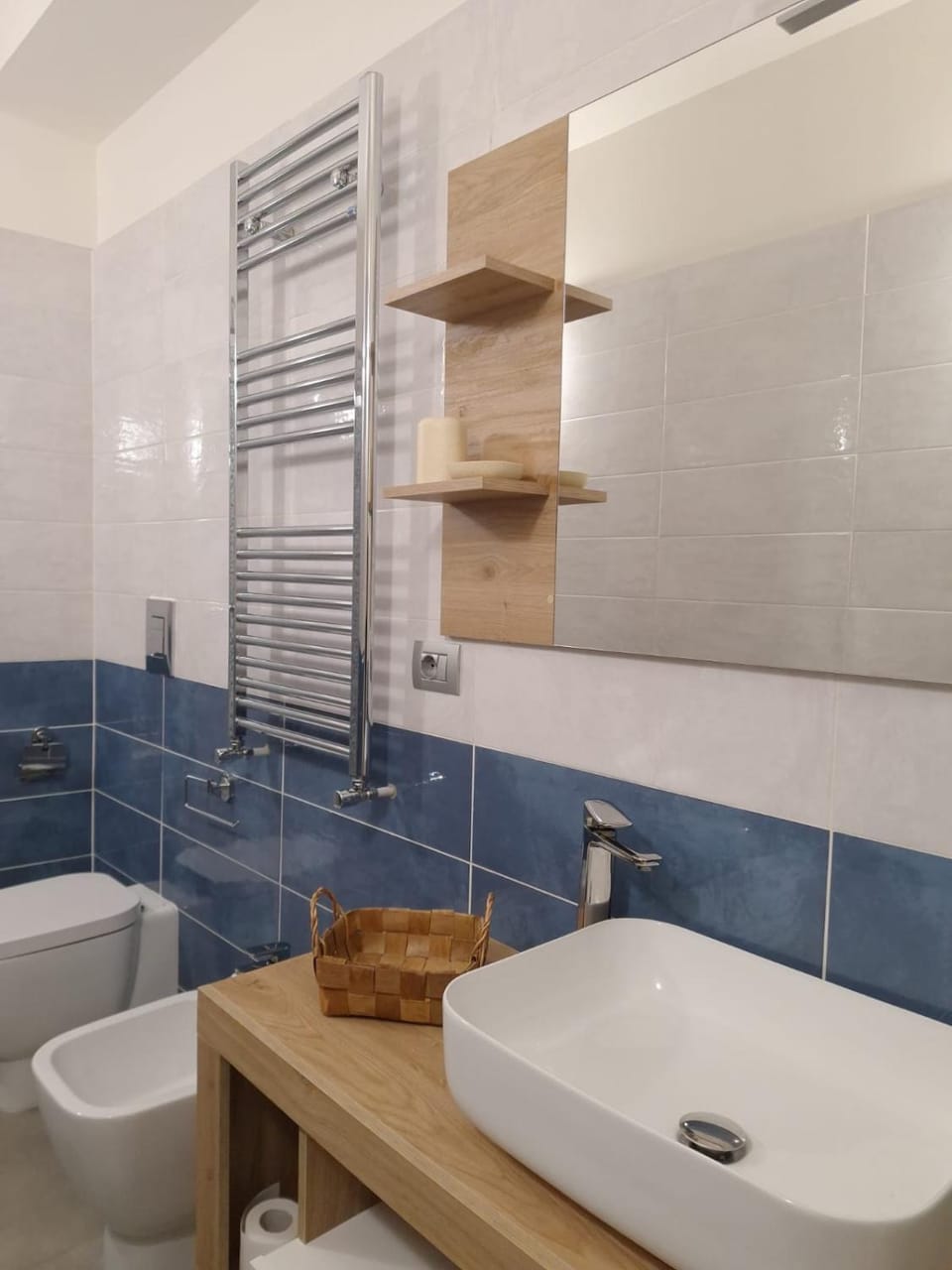 Bathroom, internet