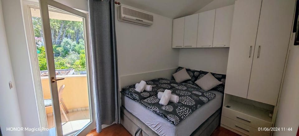 Bed, Photo of the whole room, Bedroom, towels, air conditioner