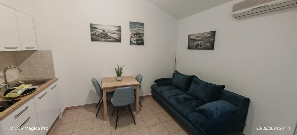 Kitchen or kitchenette, Living room, Seating area, Dining area, air conditioner