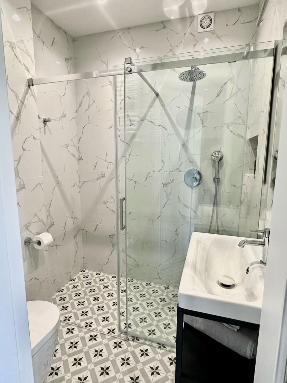 Shower, Toilet, Bathroom, towels