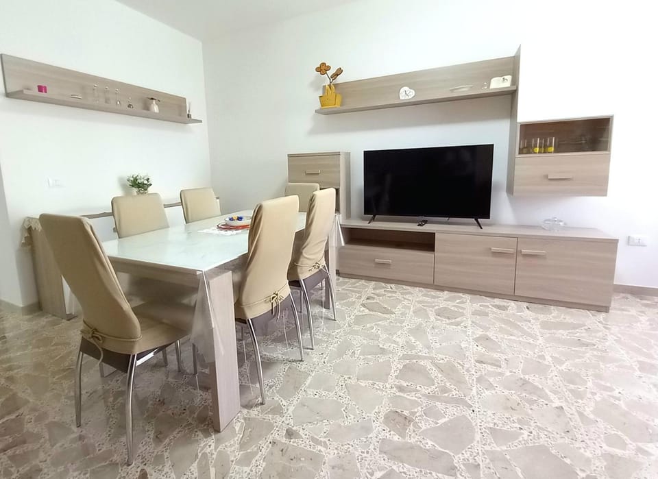 Communal lounge/ TV room, TV and multimedia, Living room