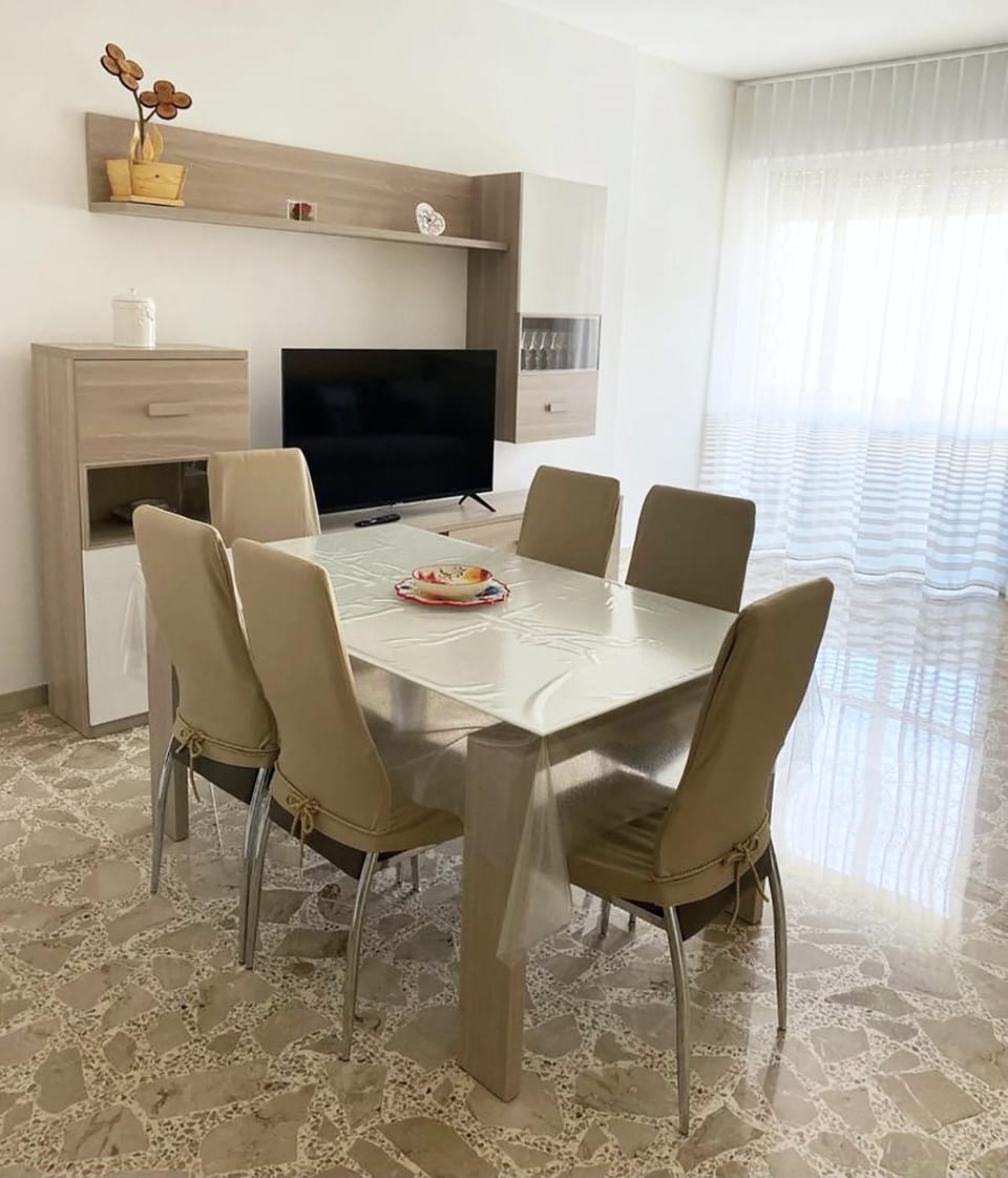 Communal lounge/ TV room, TV and multimedia, Lounge or bar