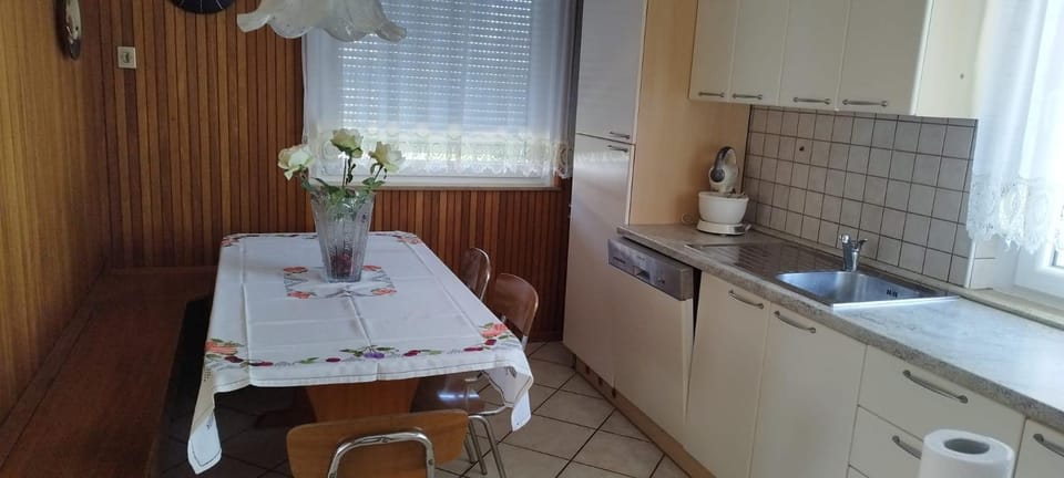 Kitchen or kitchenette, Dining area, stove
