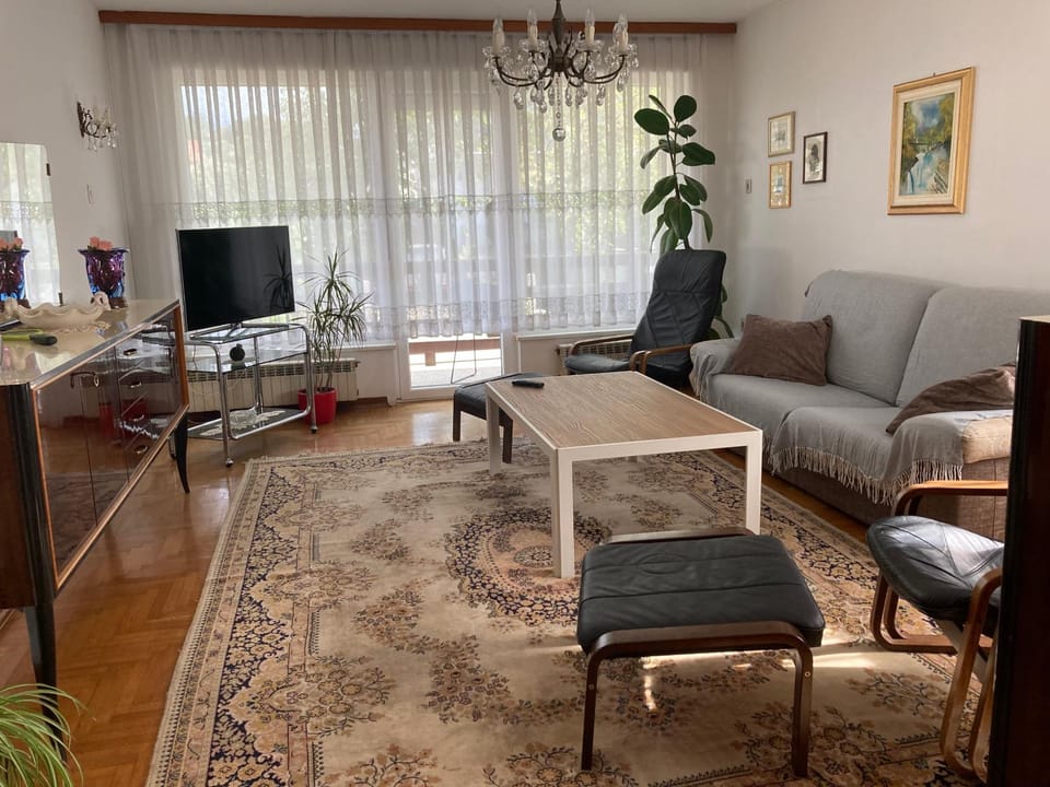 Communal lounge/ TV room, TV and multimedia, Living room, Seating area, Evening entertainment