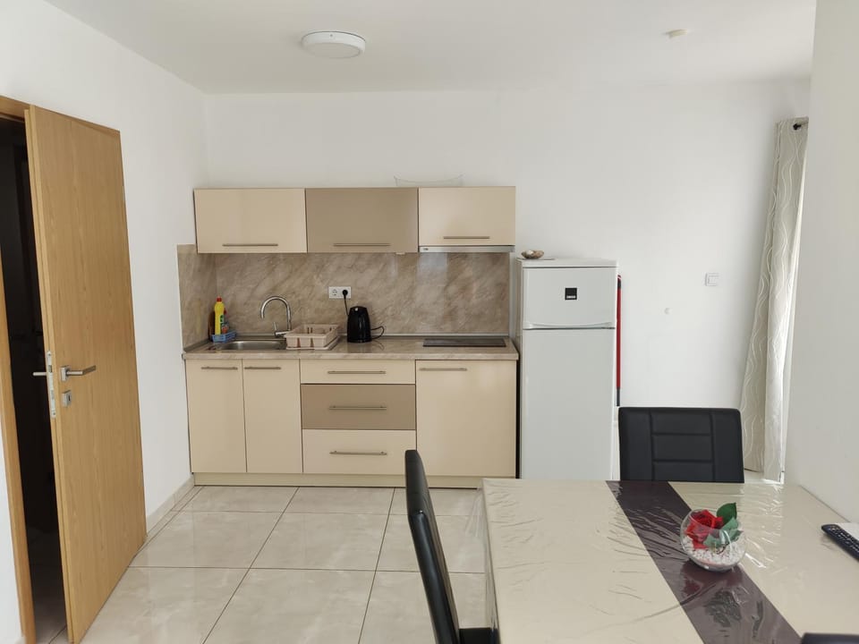 Kitchen or kitchenette, Dining area, stove