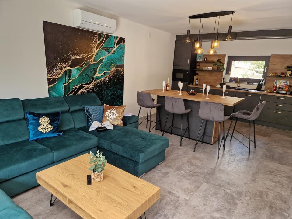 Communal lounge/ TV room, TV and multimedia, Kitchen or kitchenette, Living room, Seating area, Dining area, air conditioner