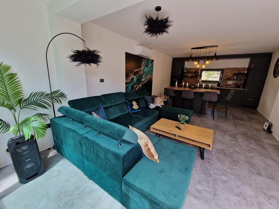 Communal lounge/ TV room, TV and multimedia, Living room, Seating area, Evening entertainment