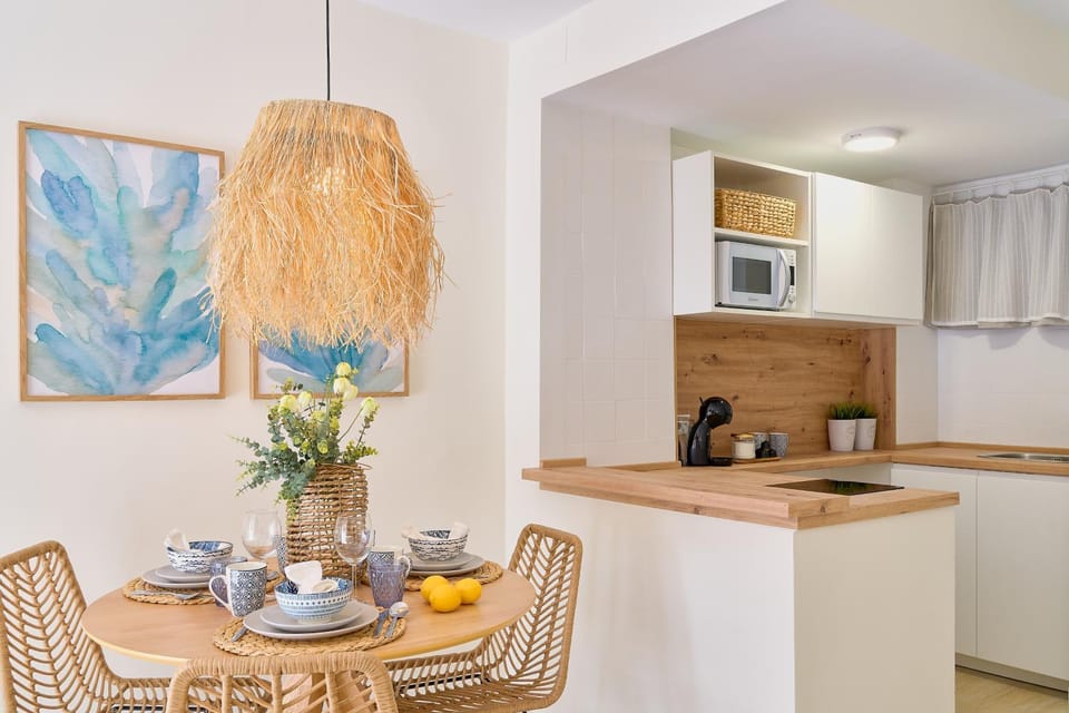 TV and multimedia, Coffee/tea facilities, Kitchen or kitchenette, Decorative detail, Dining area, heating, internet, microwave, stove, toaster, washing machine, kitchen, air conditioner